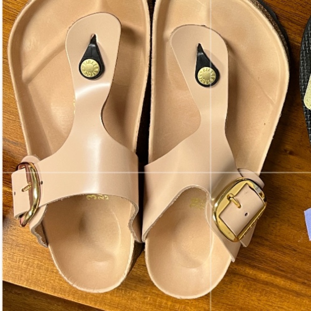 Birkenstock Womens size 38 New Beige Gizeh sandal with Gold big Buckle. No box